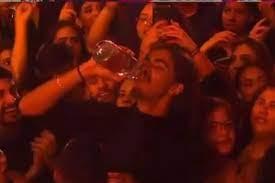Jovem é hospitalizado após ingerir bebida alcoólica que teria sido oferecida por Nattan em show na Bahia.