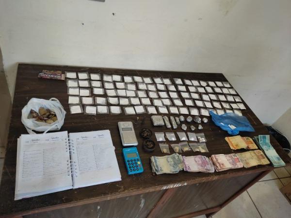 Mulher de 22 anos é presa com grande quantidade de drogas no centro de Sebastião Laranjeiras.