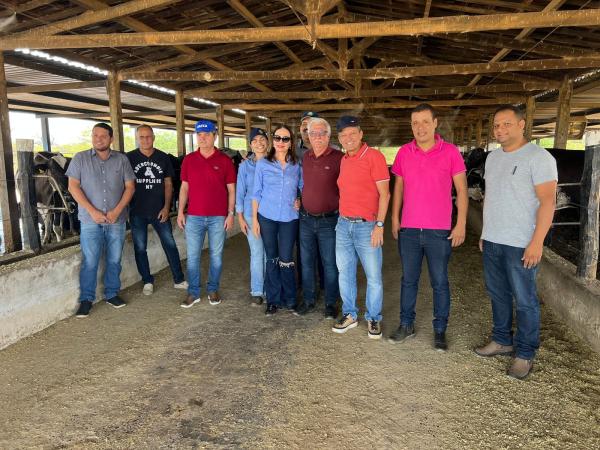 Deputado Charles Fernandes e prefeitos visitam projeto de produção na Fazenda São Pedro e debatem viabilidade do projeto de irrigação do Vale do Iuiu.