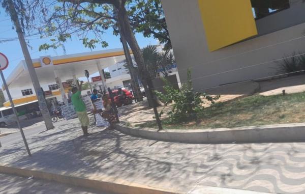 Venezuelanos pedem ajuda em semáforo de Guanambi.