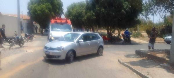 Agente de trânsito e filha ficam feridos em colisão entre carro e moto, em Guanambi.