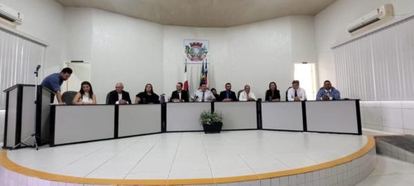 Câmara Iuiu empossa dois novos vereadores após petistas serem cassados pelo TSE por fraude na cota de gênero nas eleições de 2020.