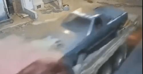Caminhão desgovernado atinge casas e carro na BR-430, em Riacho de Santana.