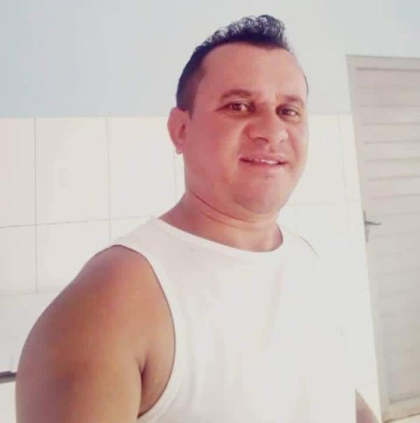 Colisão entre dois carros deixa uma vítima fatal e cinco pessoas feridas na BR-122, em Pindaí.
