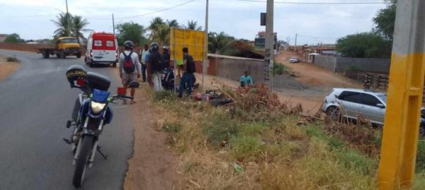 Idoso sofre acidente de moto em Guanambi.
