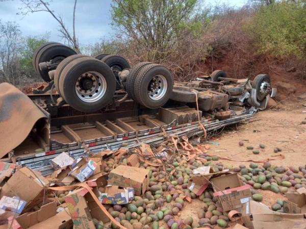 Motorista ficou preso às ferragens após caminhão tombar entre Caetité e Guanambi.