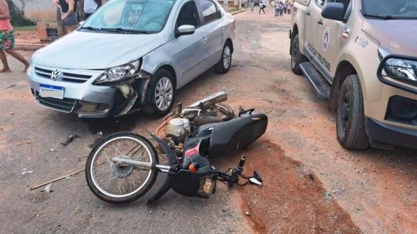 Acidente envolvendo carro e moto deixa adolescente ferido em Igaporã.