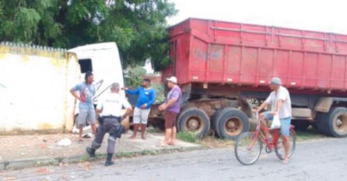 Carreta desgovernada colide em muro de escola municipal em Guanambi.
