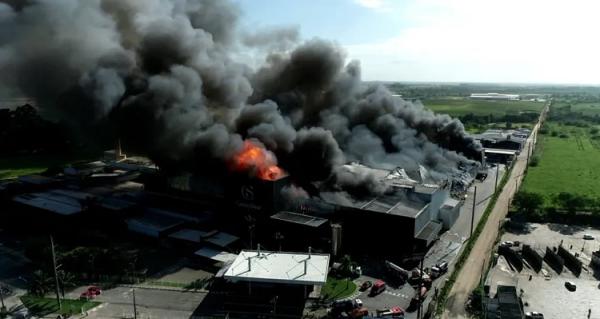 Fábrica da Cacau Show é atingida por incêndio no Espírito Santo.
