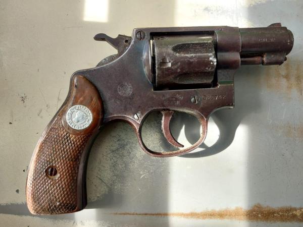 Homem é preso com arma de fogo e munição suspeito de agredir mulher em Guanambi.