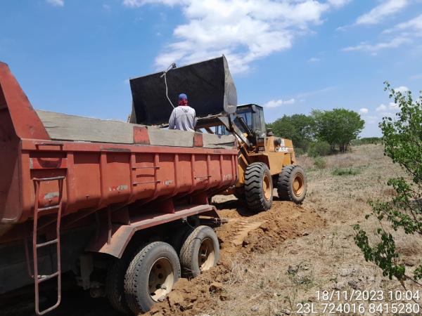 Na primeira semana de gestão, Prefeito Nal Azevedo determina atenção especial às estradas vicinais; cinco comunidades são beneficiadas.