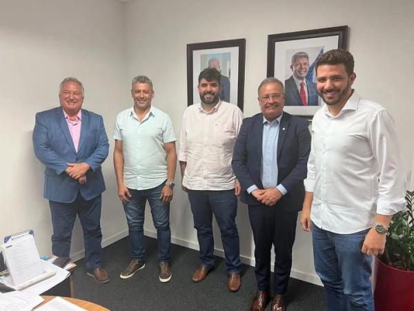 Prefeito de Guanambi busca parceria com o Governo do Estado na área do Turismo e pede a liberação de emendas para cirurgias eletivas.