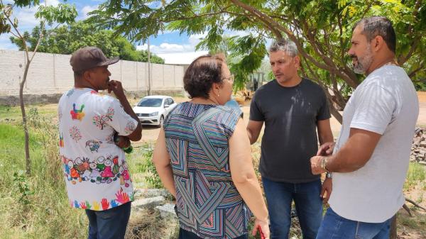 Avançam as obras de drenagem e urbanização de ruas no bairro Pôr do Sol e drenagem pluvial de áreas dos bairros Candeal e Alvorada.