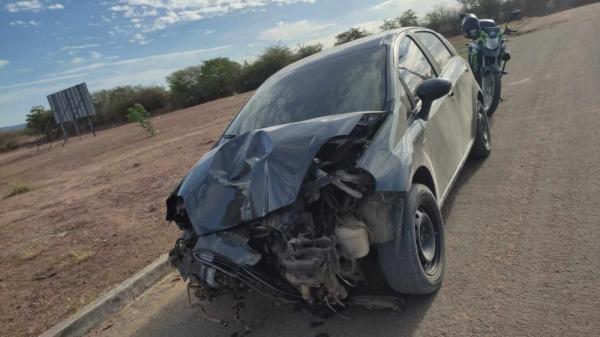 Carro bate contra poste em Guanambi.