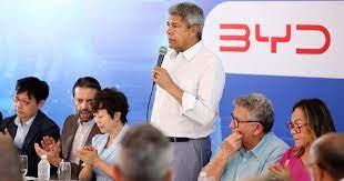 Governador sanciona lei que isenta IPVA de veículos elétricos; fator ajuda compra de carros BYD.