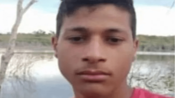Homem morre após colidir moto contra ônibus escolar em Caetité.