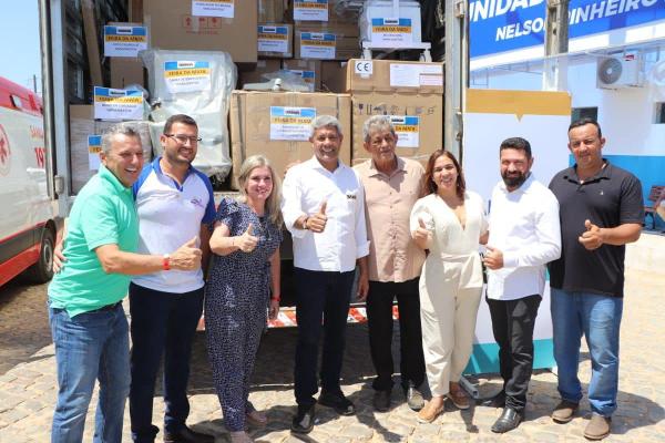 Ivana Bastos entrega um caminhão de equipamentos de saúde para Feira da Mata.