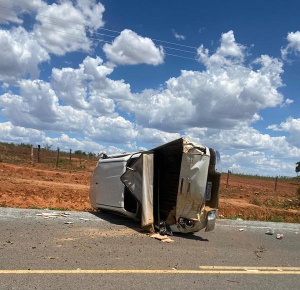 Motorista capota caminhonete na BA-160, em Iuiu.