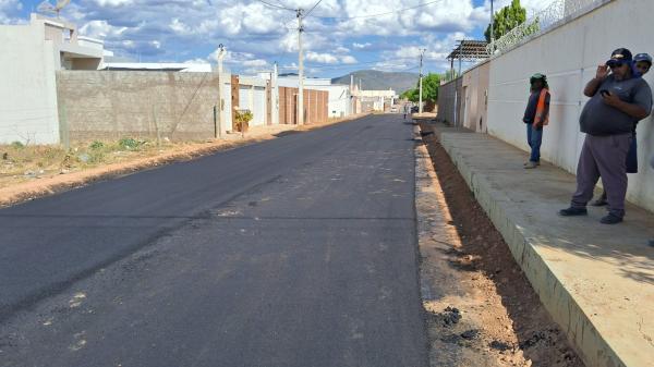 OBRAS - Novas ruas do Bairro Renascer começam a ganhar asfalto usinado de alta qualidade.