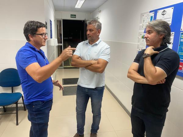 Prefeitura de Guanambi e SENAI reforçam parceria para seguir oferecendo cursos de capacitação profissional; prefeito e secretário visitam aulas.