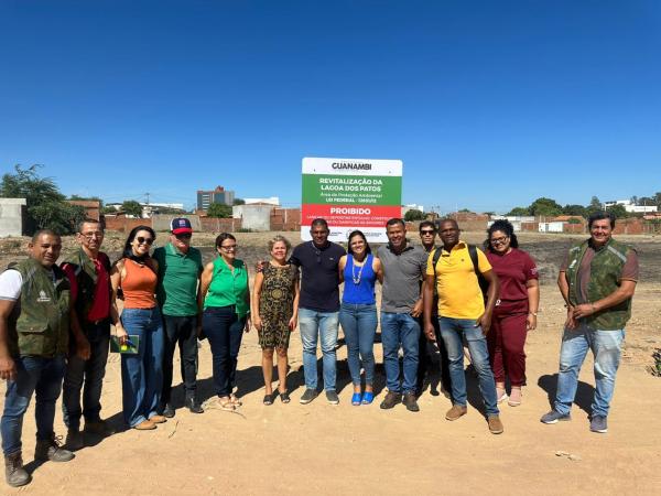Prefeitura de Guanambi faz intervenção na lagoa do Bairro Sossego com limpeza e plantio de árvores.