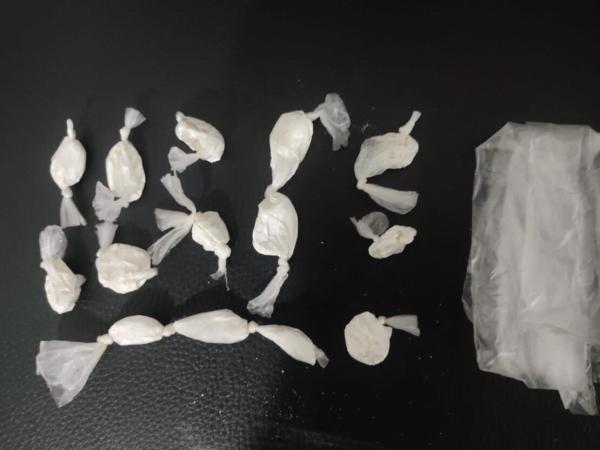Suspeito de tráfico é preso com drogas em Caetité.