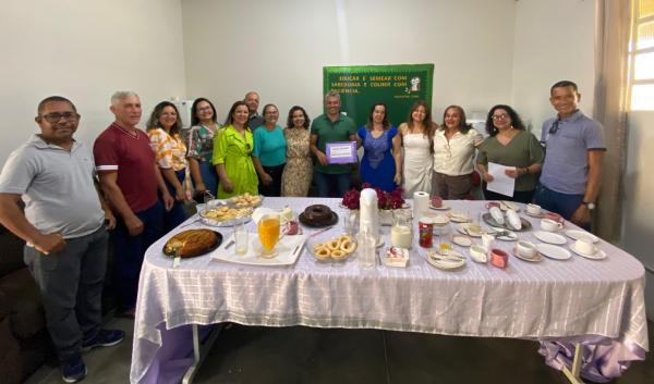 Ao lado da secretária de Educação, Prefeito de Guanambi autoriza obras de reforma, ampliação e construção de auditório no Colégio Enedina Costa de Macedo.