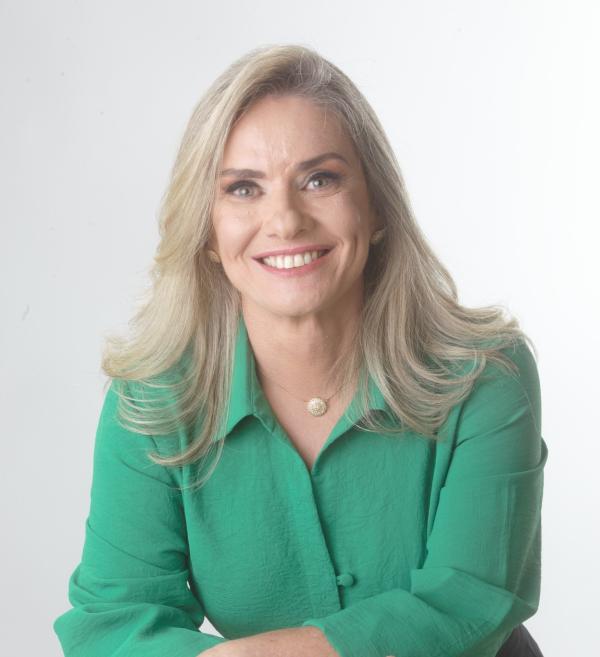 Deputada Ivana Bastos confirma retirada de pré-candidatura de Charles Fernandes à prefeitura de Guanambi.