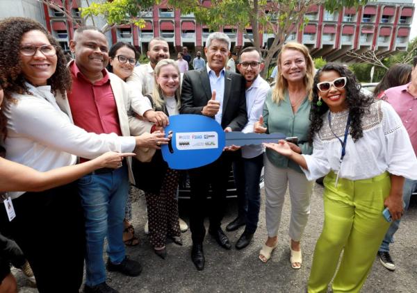 Deputada Ivana Bastos participa de ato em fortalecimento da Assistência Social na Bahia com entrega de veículos e equipamentos.