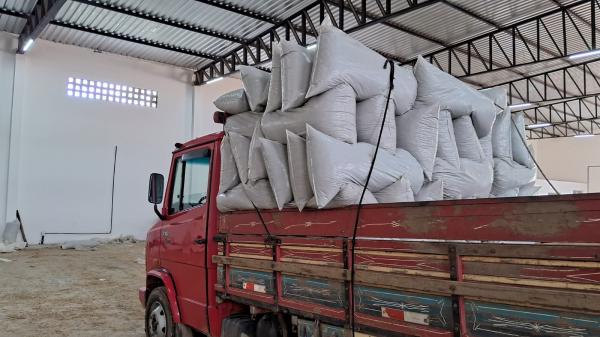 No quarto dia de distribuição, Prefeitura de Guanambi já atendeu mais de 800 produtores, para socorrer rebanho bovino com silagem.