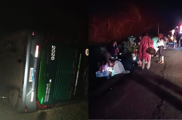 Ônibus tomba na BR-430 e deixa 29 feridos em Caetité.