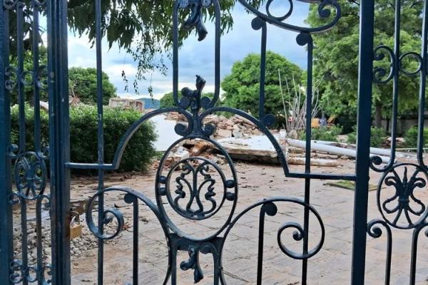 Colocada à venda, antiga residência de Nilo Coelho é demolida em Guanambi.