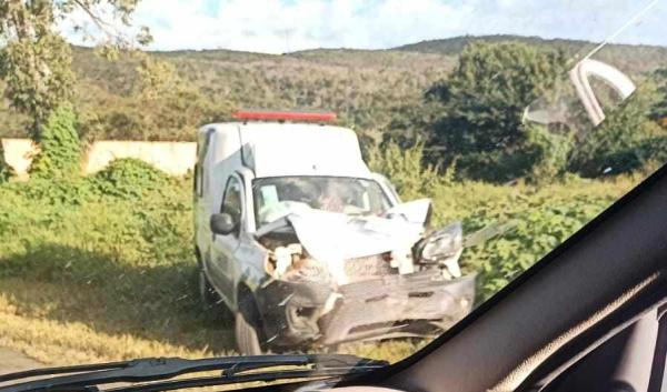 Acidente envolvendo ambulância e caminhonete é registrado na BR-030, em Caetité.