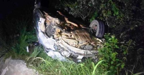 Colisão entre carro de passeio e carreta deixa feridos entre Caetité e Igaporã.