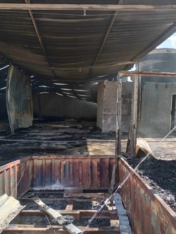 Fábrica de móveis foi destruída por incêndio em Guanambi.