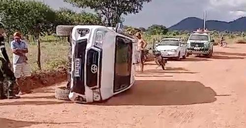 Motorista ficou ferido ao capotar caminhonete na zona rural de Guanambi.