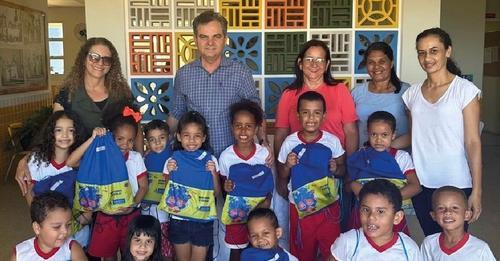 Sebastião Laranjeiras: Prefeito Dr. Pedro Malheiros entrega kits escolares para mais de 180 alunos.