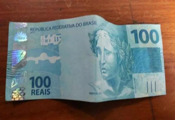 Homem é preso após fazer pagamento com nota falsa de R$ 100 em Guanambi.