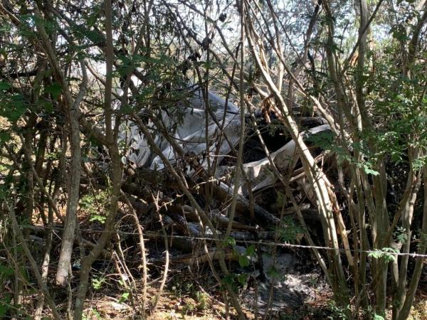 Carro pega fogo após motorista desviar de carreta descer ribanceira em Caetité.