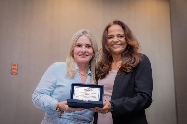 Deputada Ivana Bastos é homenageada em Sessão Especial de Lançamento da Frente Parlamentar em Defesa da Advocacia Pública.