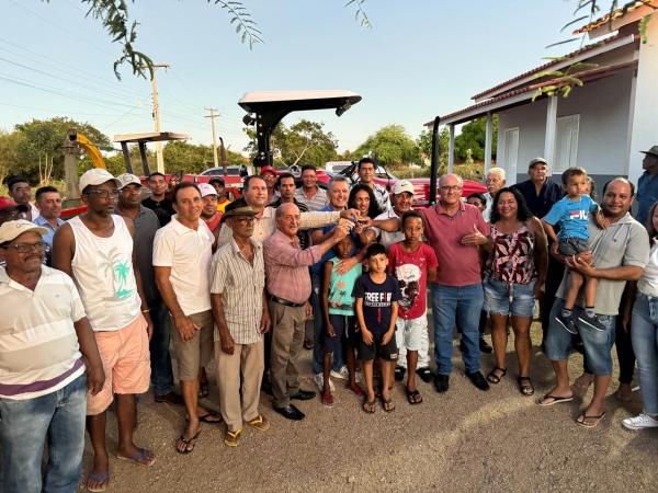 Deputado Charles Fernandes entrega trator agrícola para comunidade rural de Candiba.