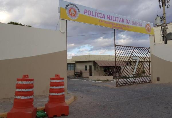 Homem suspeito de agredir a companheira é levado à delegacia em Guanambi.