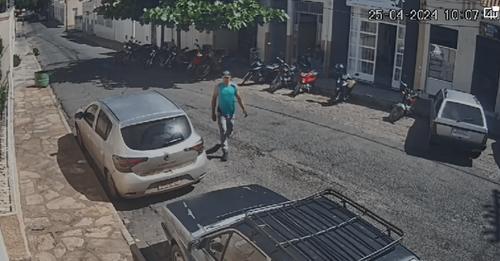 Ladrão arromba porta de veículo em Guanambi e furta bateria.