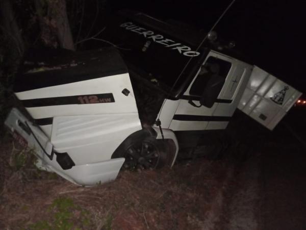Carreta carregada com pisos colide contra barranco na BR-030, em Guanambi.
