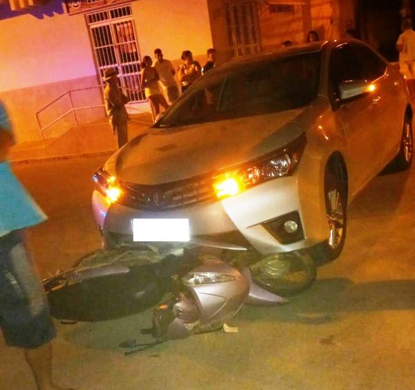 Colisão envolvendo carro e moto deixa duas pessoas feridas em Guanambi.