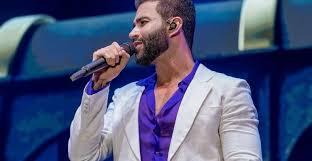 Gusttavo Lima interrompe show e dá bronca em fã que fumava maconha na frente do palco.