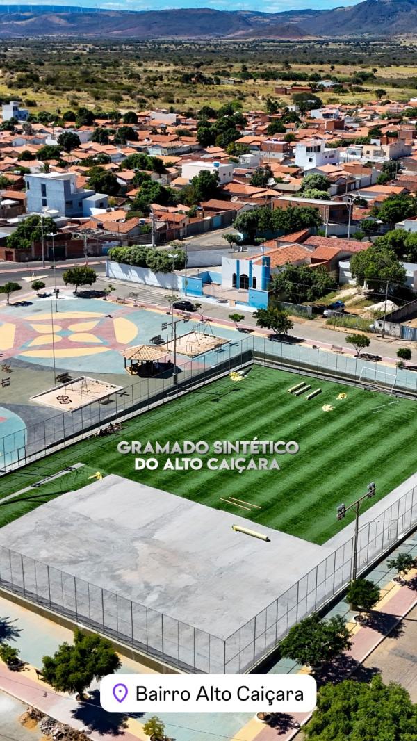 PMG inicia implantação de gramado sintético no campo society da praça do bairro Alto Caiçara.  