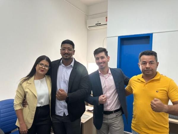 Radialista Júnio Guedes paga fiança de 10 salários e deixa carceragem de Carinhanha.