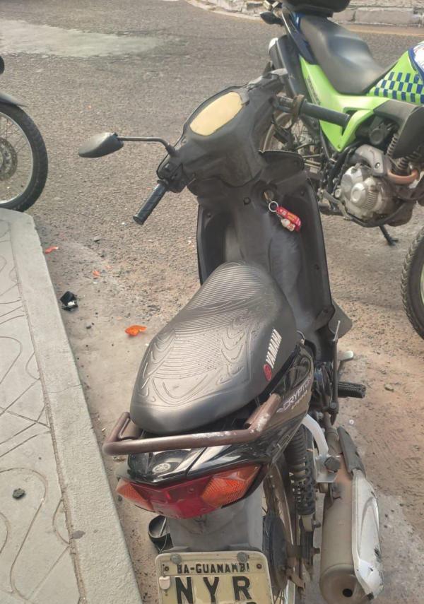 Guanambi: Acidente entre carro e moto deixa uma mulher ferida no centro da cidade.