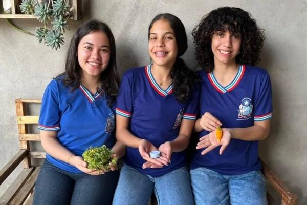 Estudantes de Candiba usam melão para desenvolver sabonete que combate pulgas.